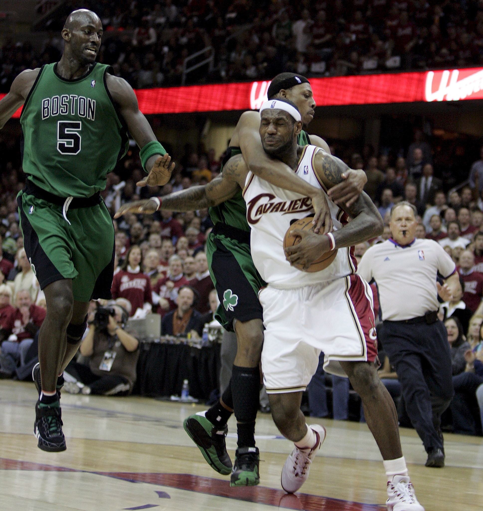 皮尔斯：詹姆斯有着大前锋身材&amp;后卫打法 他身材和大本一样